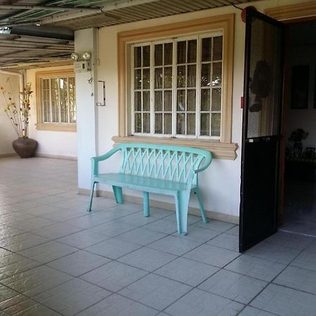 Bridgeview Hotel Laoag Esterno foto