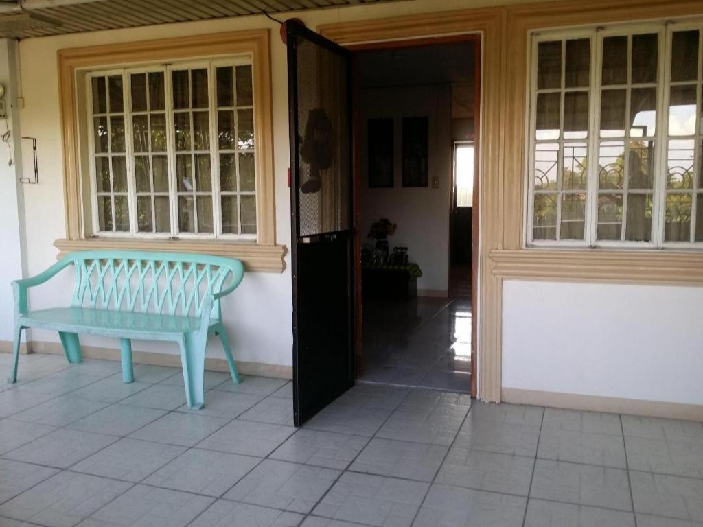 Bridgeview Hotel Laoag Esterno foto